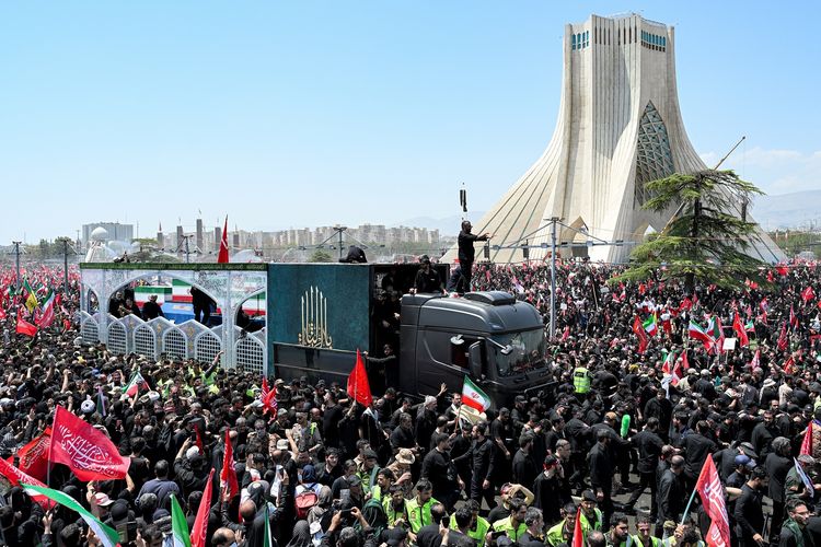 Jenazah Ali Khamenei Tiba di Kota Suci Qom, Lewati Lautan Manusia dari Teheran