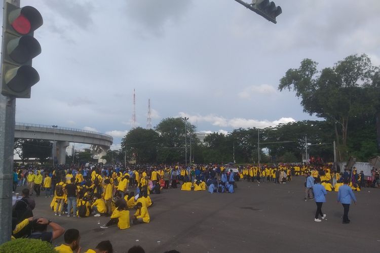Mahasiswa dan buruh memblokade jalan menuju ke Gedung DPRD Provinsi Sumatera Selatan, karena melakukan aksi penolakan kenaikan harga BBM, Kamis (8/9/2022).