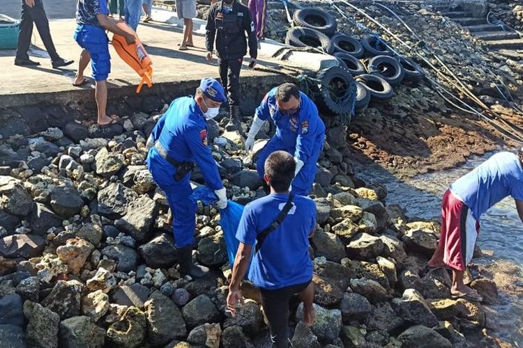 Satpolairud Polres Malang saat evakuasi potongan tubuh manusia di Pantai Sendang Biru, Kamis (20/7/2023).