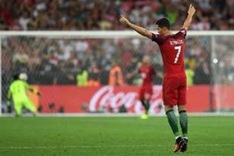 Cristiano Ronaldo merayakan keberhasilan Portugal menyisihkan Polandia dalam adu tendangan penalt pada perempat final Piala Eropa 2016, Kamis (30/6/2016). 