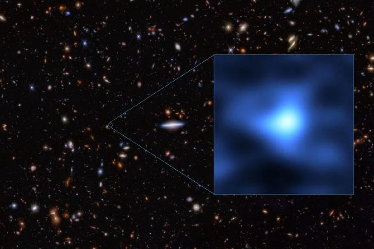 Gambar ini menunjukkan lokasi tepat di langit malam galaksi JADES-GS-z14-0, sebuah titik yang sangat kecil di konstelasi Fornax. Hingga saat ini, ini adalah galaksi terjauh yang pernah kita ketahui. Cahayanya membutuhkan waktu 13,4 miliar tahun untuk mencapai kita dan menunjukkan kondisi Alam Semesta saat usianya baru 300 juta tahun. Sisipan gambar menunjukkan galaksi purba ini dari dekat seperti yang terlihat dengan Atacama Large Millimeter/submillimeter Array (ALMA). Sisipan tersebut ditumpangkan pada gambar yang diambil dengan Teleskop Luar Angkasa James Webb milik NASA/ESA/CSA. 