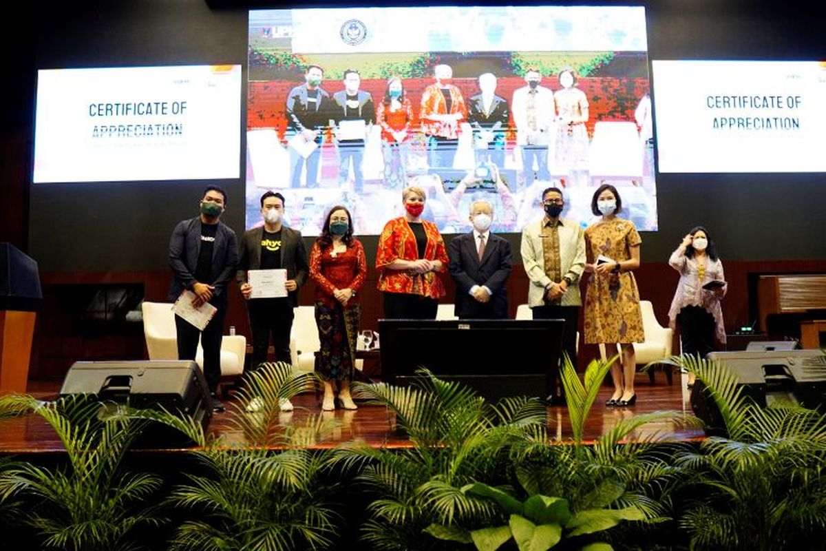 Menparekraf Dr H Sandiaga Salahuddin Uno, BBA, MBA bersama, Executive DirectorYayasan Pendidikan Pelita Harapan (YPPH), Stephanie Riady, BA, MEd, Rektor UPH Dr (Hon) Jonathan L Parapak, MEngSc, Dekan Fakultas Pariwisata UPH Prof Dr Diena Mutiara Lemy, APar, MM, CHE, serta para pembicara talk show UPH Hospitour 2022. 