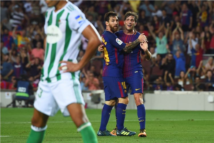 Lionel Messi (kiri) dan Sergi Roberto merayakan gol Barcelona ke gawang Real Betis dalam partai Divisi Primera La Liga, kasta pertama Liga Spanyol, di Stadion Camp Nou, 20 Agustus 2017.