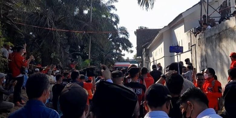 Warga dan awak media berkerumum mendekati ambulans saat peti jenazah Brigadir J telah dimasukkan ke dalam dan mobil berjalan pelan menuju RSUD Sungai Bahar, Rabu (27/7/2022).