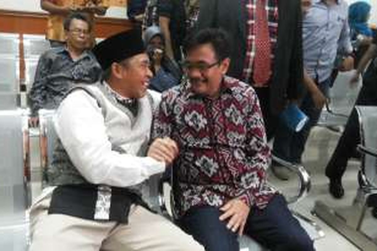 Calon wakil gubernur DKI Jakarta nomor dua, Djarot Saiful Hidayat mengobrol dengan pelaku penghadangannya di Kembangan Utara beberapa waktu lalu, Maman Sani (52), jelang sidang di Pengadilan Negeri Jakarta Barat, Selasa (13/11/2016). 