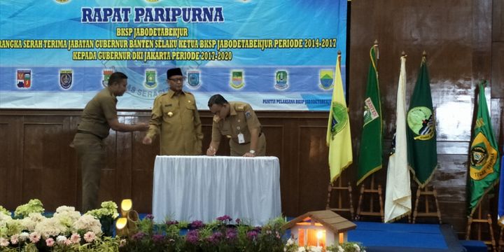 Gubernur DKI Jakarta Anies Baswedan didampingi Gubernur Banten, Wahidin Halim dalam acara pelantikan Anies sebagai Ketua BKSP Jabodetabekjur, Senin (8/1/2018). 