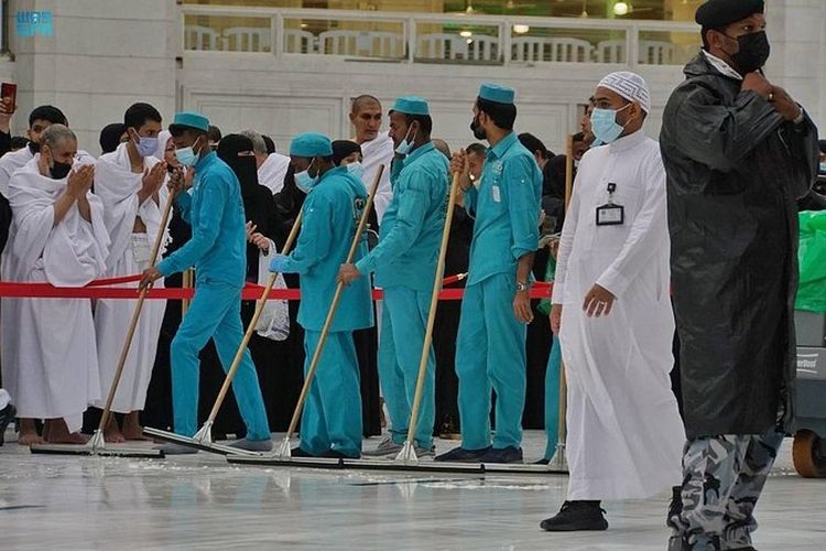 Kepresidenan Umum untuk Urusan Dua Masjid Suci merekrut lebih dari 200 pengawas untuk mengawasi lebih dari 4.000 pekerja membersihkan area Masjidil Haram setelah diguyur hujan.