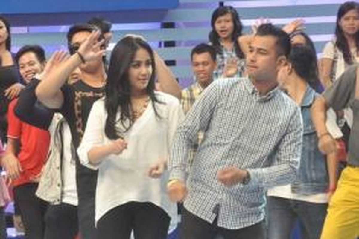 Raffi Ahmad dan Nagita Slavina tampil dalam acara televisi Dahsyat di Jakarta pada 11 Juni 2014.