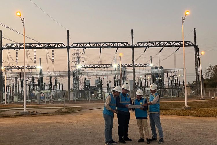 Petugas PLN sedang berdiskusi di lokasi Powerhouse PLTA Jatigede, Sumedang, Jawa Barat. PLTA Jatigede memiliki kapasitas 110 megawatt (MW) yang akan mengalirkan listrik ke sistem kelistrikan Jawa-Bali.  