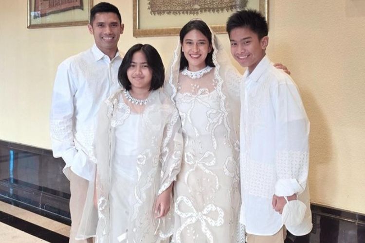 Aktris Dian Sastro memperlihatkan kekompakannya dengan keluarga yang mengenakan busana serba putih saat merayakan Lebaran, Rabu (10/4/2024)/