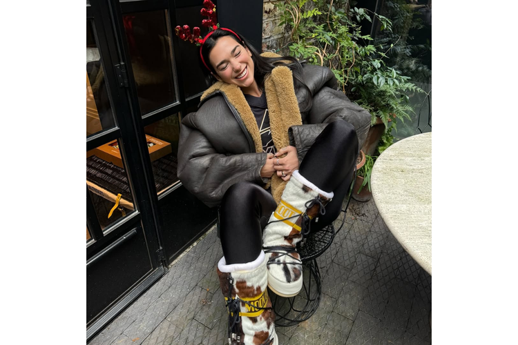 Dua Lipa dan Callum Turner resmi bertunangan. Adapun spekulasi tentang pertunangan Lipa dengan Turner sudah terdengar sejak Natal 2024 lalu.