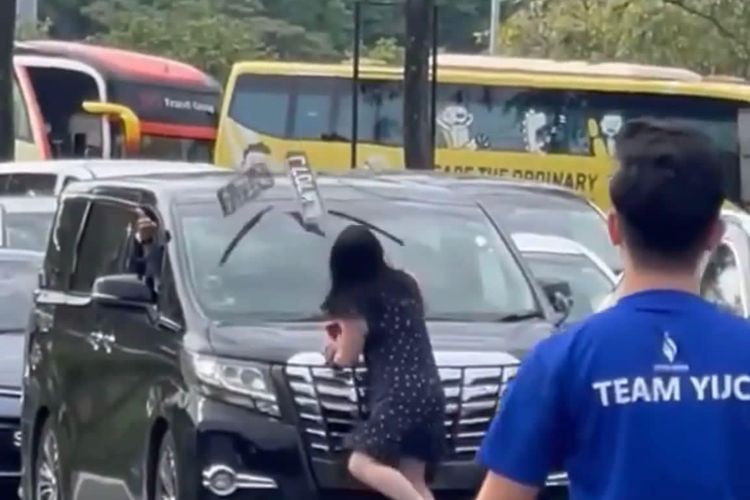 Tangkapan layar dari video wanita mengamuk dan mencopot pelat nomor kendaraan lalu melemparnya ke kaca depan Toyota Alphard, karena mengaku mobilnya ditabrak saat pengemudi Alphard berpindah lajur. Peristiwa terjadi di Singapura, videonya viral pada Sabtu (9/7/2022)