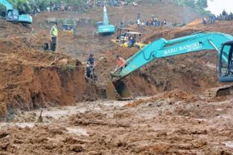 Tim SAR mencari korban tertimbun tanah longsor di Dusun Jemblung, Desa Sampang, Banjarnegara, Jawa Tengah, Minggu (14/12/2014). Peristiwa ini mengakibatkan ratusan rumah tertimbun dan puluhan warga meninggal dunia.