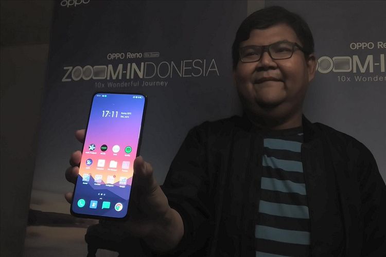 PR Manager Oppo Indonesia, Aryo Meidianto menunjukkan Oppo Reno series di Solo, Jawa Tengah, Sabtu (6/7/2019).
