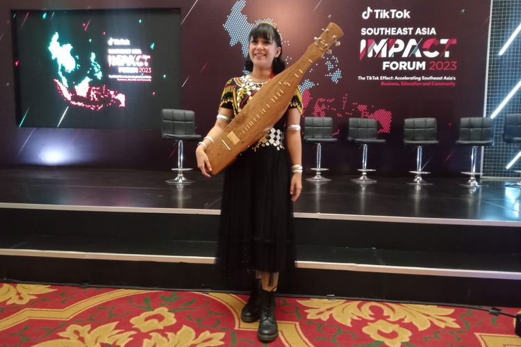 Konten kreator muda asal Pontianak, Kalimantan Barat, Ayuan Prawid yang memperkenalkan kembali alat musik tradisional sape.