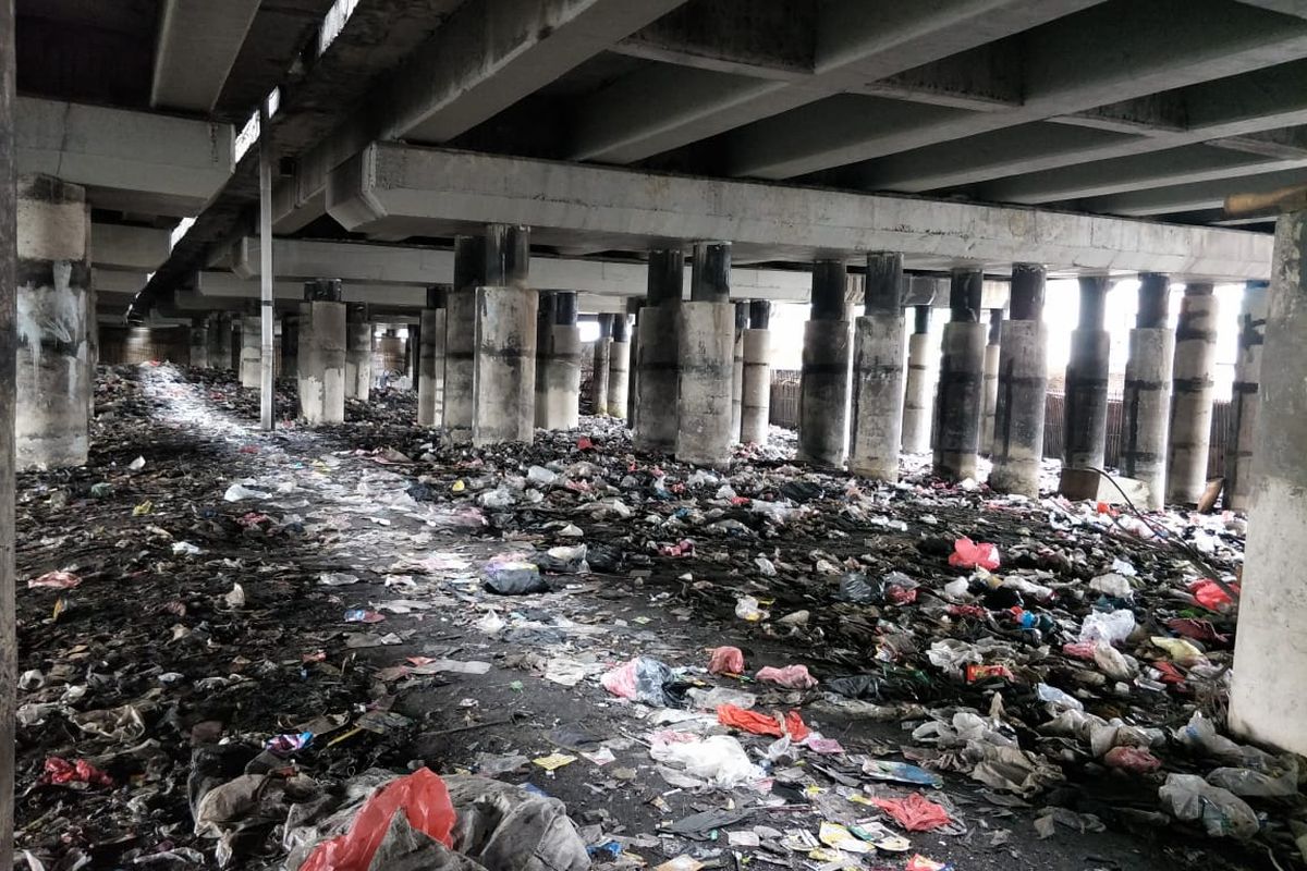 Kolong tol Ir Wiyoto Wiyono di Kelurahan Papanggo, Tanjung Priok Jakarta Utara terlihat kembali dipenuhi sampah pada Senin (15/3/2021) setelah sempat dibersihkan beberapa waktu lalu.