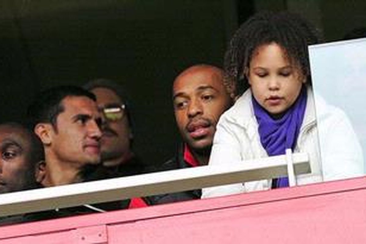Mantan pemain Arsenal, Thierry Henry (kedua dari kanan), menyaksikan pertandingan Arsenal versus Tottenham Hotspur dari tribun penonton di Stadion Emirates, London utara, Inggris, Sabtu (17/11/2012). Arsenal akhirnya menang 5-2. Di sebelahnya, ada Sol Campbell (kiri), bek yang pernah bermain di kedua tim tersebut.