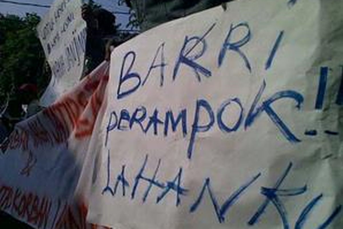 50 orang korban lumpur Lapindo unjuk rasa menolak pencalonan Aburizal Bakri sebagai Ketum Golkar di DPP Partai Golkar, Jumat (11/9).