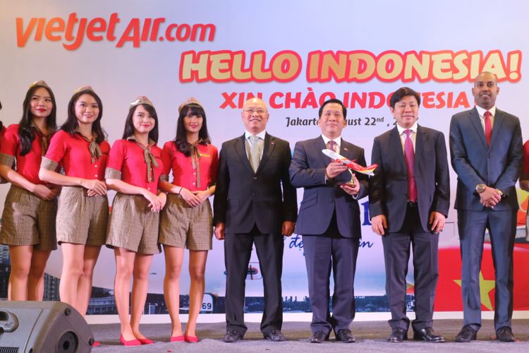 Direksi maskapai Viet Jet Air berfoto dengan pramugari setelah resmi mengumumkan rencana pembukaan rute Jakarta-Ho Chi Minh, di Hotel Mandarin Oriental Jakarta, Selasa, (22/8/2017). 