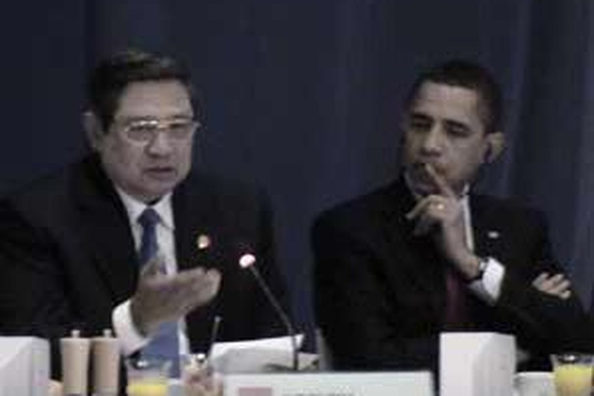 Presiden Susilo Bambang Yudhoyono memberikan pidato dalam KTT G20 di London, Inggris, Kamis (2/4). Tampak Presiden AS Barack Obama menyimak serius pidato Presiden Yudhoyono. Dalam pidatonya, Presiden Yudhoyono menyerukan perlunya KTT G20 menghasilkan kesepakatan yang konkret dan menyuarakan kepentingan negara-negara berkembang terutama melindungi kelompok miskin dari imbas krisis finansial global.