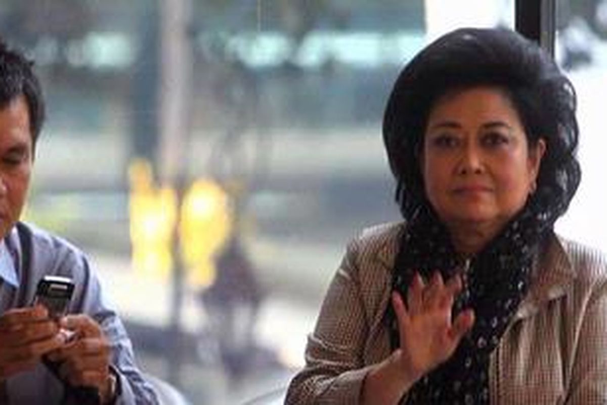 Pemilik PT Hardaya Inti Plantation (HIP) dan PT Citra Cakra Murdaya (CCM), Siti Hartati Cakra Murdaya, datang ke Komisi Pemberantasan Korupsi (KPK), Jakarta, Jumat (27/7/2012), untuk memenuhi panggilan sebagai saksi kasus dugaan suap penerbitan Hak Guna Usaha (HGU) perkebunan di Buol, Sulawesi Tengah. Sebelum memasuki ruangan untuk pemeriksaan Hartati melambaikan tangan ke arah wartawan.