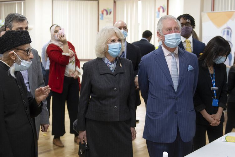 Pangeran Charles and Camilla, Duchess of Cornwall, diungkapkan dalam kunjungan ke pusat vaksin di Masjid Finsbury Park di London.
