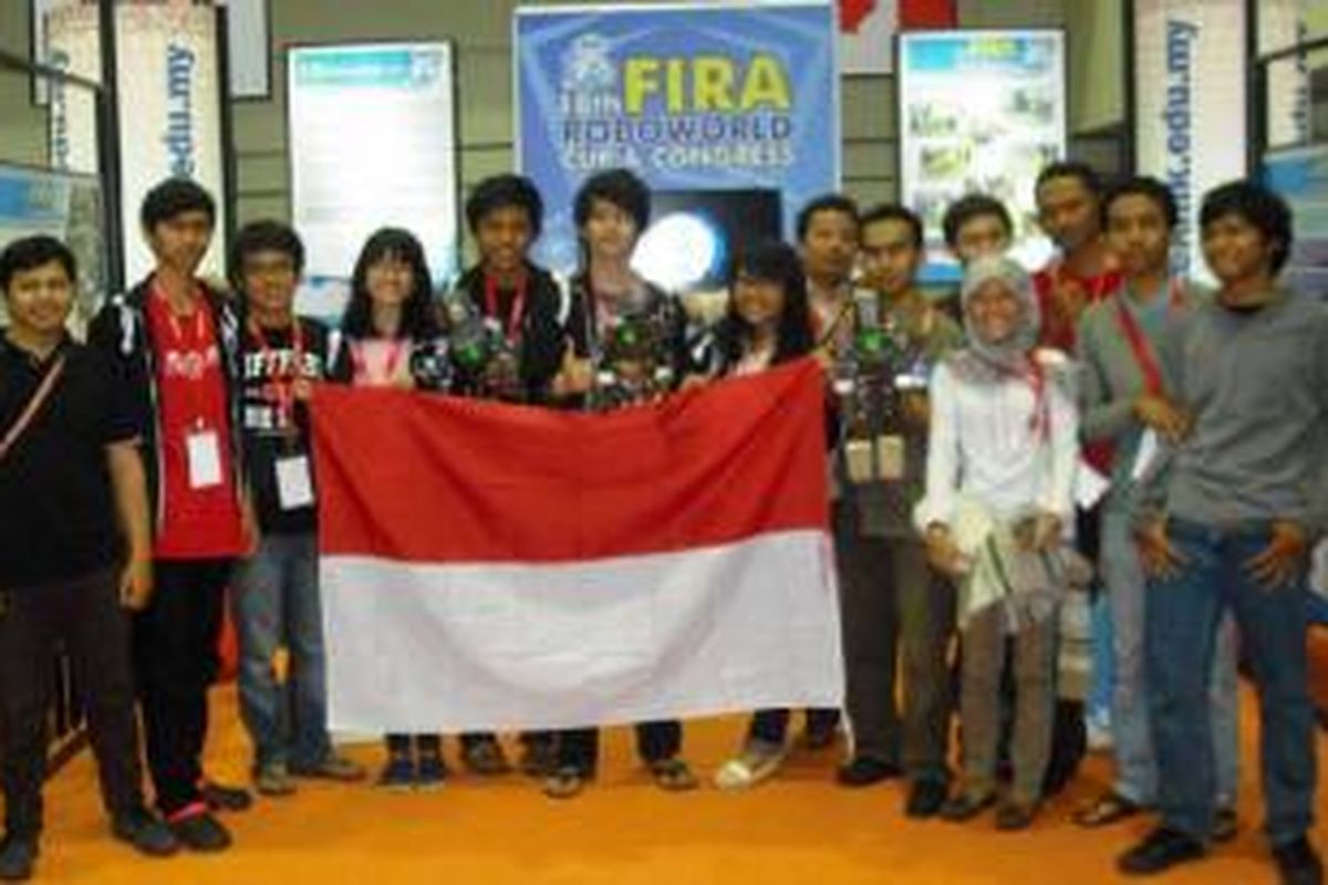 Tim robot ITB yang ikut dalam kompetisi robot internasional 18th FIRA RoboWorld Cup 2013 di Kuala Lumpur, Malaysia, 24-29 Agustus 2013.