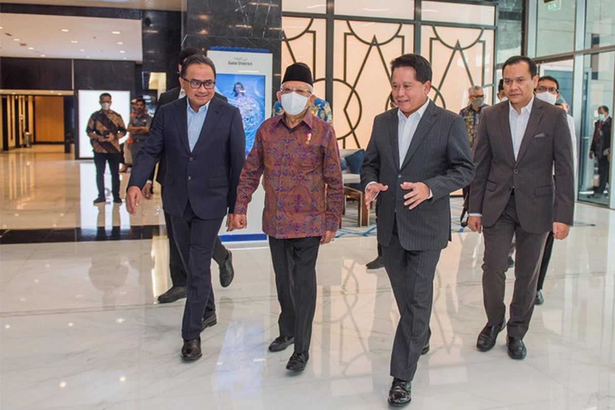 Wakil Presiden Ma'ruf Amin didampingi Dirut BSI Hery Gunardi (kedua kanan), Direktur Kepatuhan & SDM Bank Mandiri Agus Dwi Handaya (kiri), serta Principal Representative Office BSI Dubai Dian Faqihdien Suzabar saat mengunjungi kantor perwakilan PT Bank Syariah Indonesia Tbk di Dubai, Jum'at (4/11/2022).