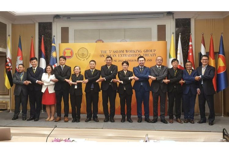 Ditjen Administrasi Hukum Umum Kementerian Hukum dan Hak Asasi Manusia menjadi perwakilan Indonesia dalam ajang ASEAN Senior Law Officials Meeting (ASLOM) di Thailand. 