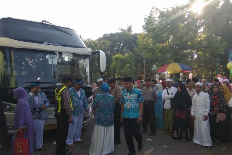 Pemberangkatan jemaah calon haji asal Pamekasan dari depan masjid agung Assyuhada Pamekasan, Jumat (20/7/2018)