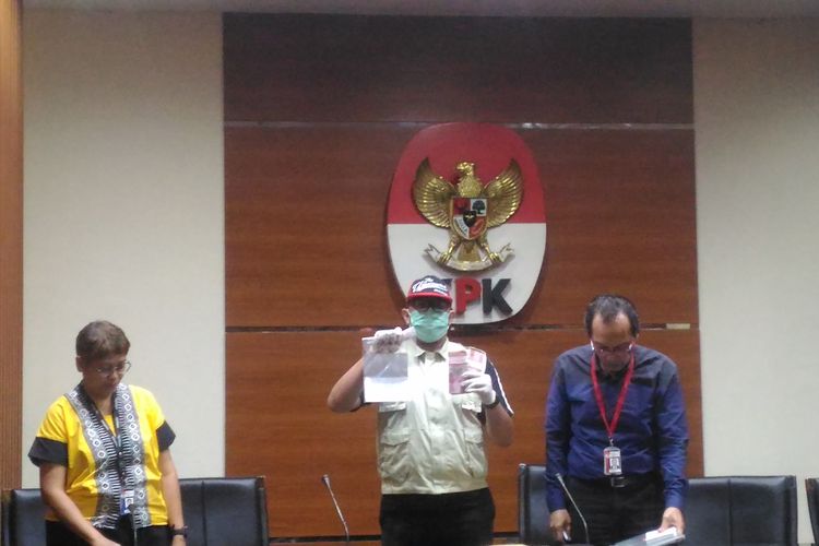 Wakil Ketua KPK Saut Situmorang saat menggelar konferensi pers di Gedung KPK, Jakarta Selatan, Sabtu (23/3/2019). 