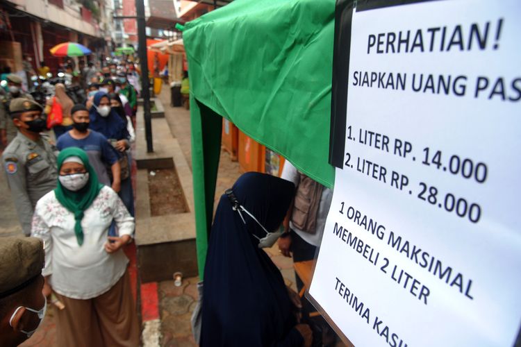 Warga antre membeli minyak goreng saat operasi pasar murah di Teras Surken, Kelurahan Babakan Pasar, Kota Bogor, Jawa Barat, Rabu (19/1/2022). Pemerintah menetapkan kebijakan satu harga minyak goreng yaitu Rp14 ribu per liter untuk seluruh minyak goreng baik kemasan premium maupun sederhana sebagai upaya menjamin ketersediaan minyak goreng dengan harga terjangkau bagi kebutuhan rumah tangga serta usaha mikro dan kecil. ANTARA FOTO/Arif Firmansyah/rwa.