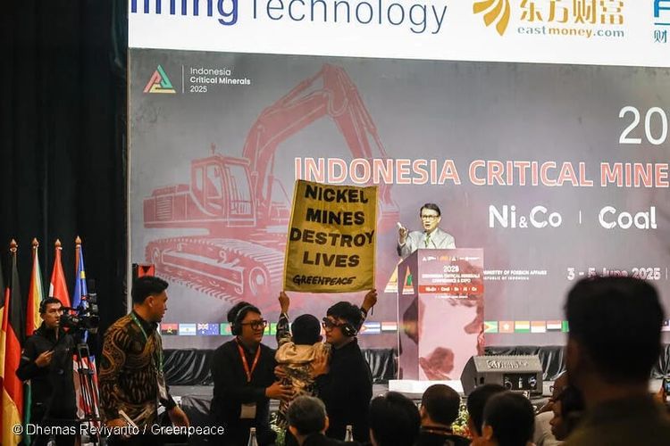 Empat aktivis Greenpeace Indonesia dan Papua menggelar aksi protes saat acara nikel internasional. 