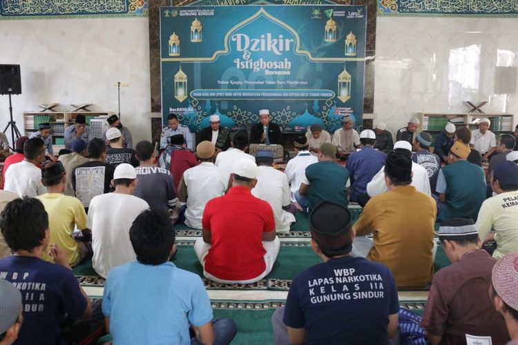 Warga binaan di Lapas Narkotika Kelas IIA Gunung Sindur, Bogor, mengikuti Dzikir & Istighosah bersama sebagai pembuka tahun dalam program Bina Santri Lapas (BSL) dari Lembaga Pelayan Masyarakat Dompet Dhuafa, awal bulan lalu.