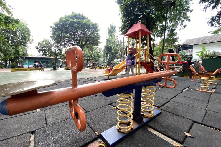 Butuh Tempat Bermain, Taman di Jaksel Tetap Ramai Walau Mulai Rusak