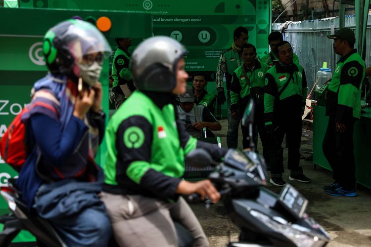 Pengemudi ojek online menunggu penumpang di Kawasan Stasiun Sudirman, Jakarat Pusat, Rabu (11/3/2020). Taggapan Gojek terhadap pengunduran kenaikan tarif ojek online.