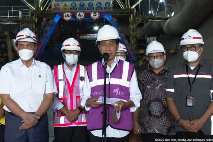 Presiden Joko Widodo bersama Menko Marves Luhut Binsar Pandjaitan meninjau Terowongan 2 Proyek Kereta Cepat Jakarta-Bandung di Jawa Barat, Senin (17/1/2022).