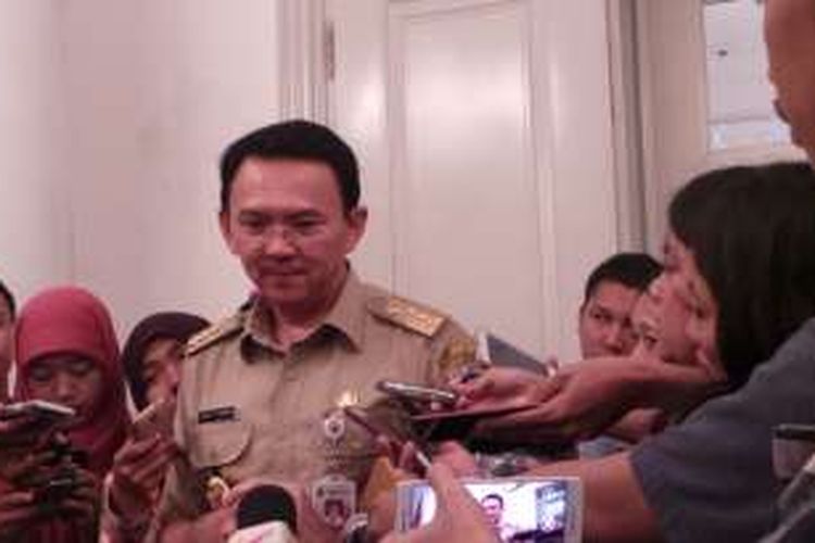 Gubernur DKI Jakarta Basuki Tjahaja Purnama saat wawancara wartawan, di Balai Kota, Senin (29/2/2016). 