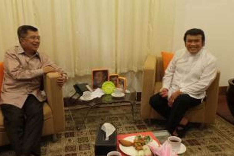 Jusuf Kalla bersama Rhoma Irama di Kantor Dewan Masjid Indonesia, Jakarta, Jumat (1/11/2013).