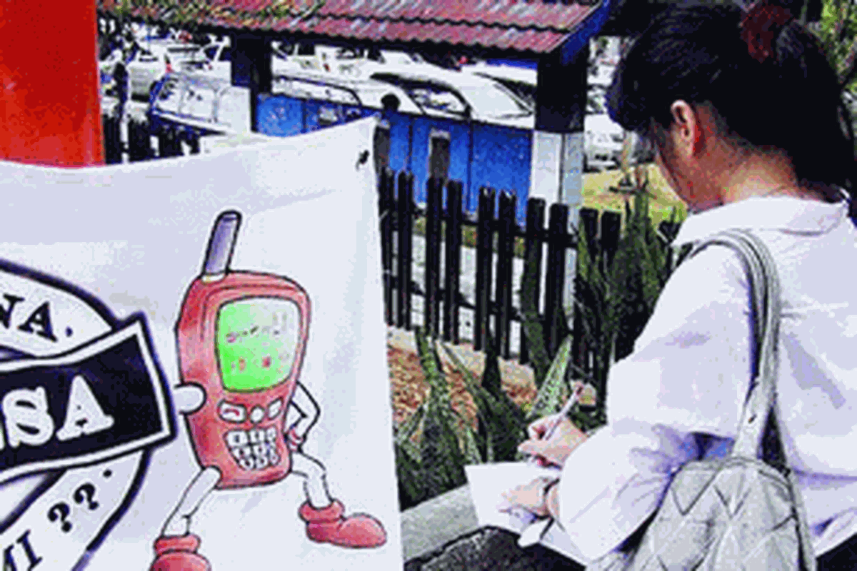 Mahasiswa Universitas Gunadarma, Depok, Jawa Barat, melaporkan penipuan pulsa ke posko pengaduan, Kamis (6/10/2011). Pos pengaduan di Depok ini baru dibuka untuk mewadahi pelanggan nomor seluler yang mengalami penipuan pulsa.