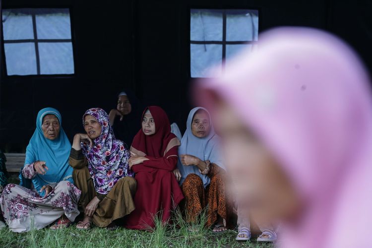 Suasana posko pengungsi korban tanah bergerak di Kampung Curug, Desa Bojong Koneng, Kecamatan Babakan Madang, Kabupaten Bogor, Jawa Barat, Senin (19/9/2022). Berdasar data di posko pengungsian sebanyak 71 unit rumah mengalami kerusakan dan 116 orang terpaksa mengungsi.