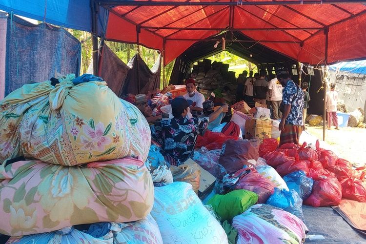 suasana Jusuf Kalla mendatangi korban banjir di Batu layar