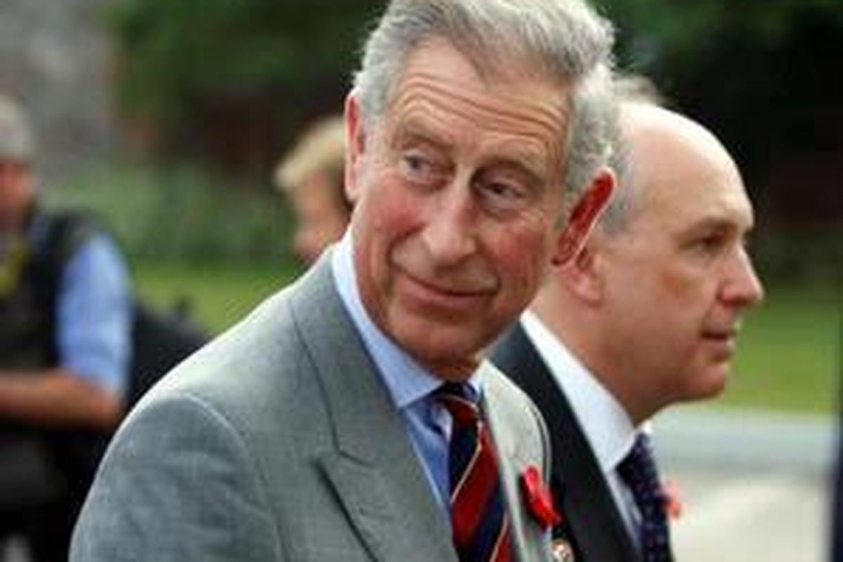 Pangeran Charles dengan menggunakan pesawat Kerajaan Royal Air Force di sambut Duta Besar Inggris untuk Indonesia Martin Hatfull (kanan) di Bandara Udara Halim Perdanakusuma, Jakarta Timur, Sabtu (1/11). Kedatangan Pewaris tahta Kerajaan Inggris, Prices of Wales di Jakarta untuk memenuhi undangan Presiden Susilo Bambang Yudhoyono dan mengunjungi Masjid Istiqlal. Selanjutnya ia akan bertemu Sri Sultan HB X di Yogyakarta serta mengunjungi kota Jambi melihat konservasi hutan hujan Harapan.