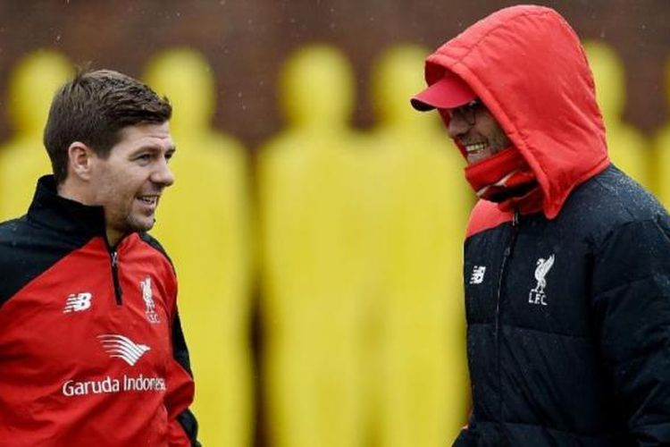 Steven Gerrard berbicara dengan Juergen Klopp pada sesi latihan Liverpool, Senin (30/11/2015).