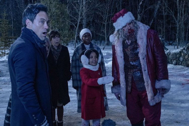 Adegan saat Santa Claus menyelematkan keluarga Lightstone.