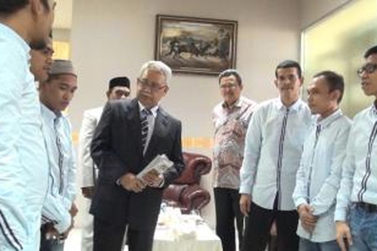 Gubernur Aceh Zaini Abdullah bertemu dengan korban selamat tenggelamnya Kapal jety pengangkut TKI Ilegal asal Aceh yang kembali ke Aceh sambil menunggu jadwal persidangan untuk menjadi saksi, Jumat (14/11/2014).