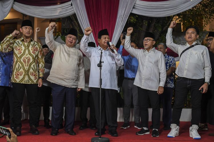 Calon Presiden nomor urut 2 Prabowo Subianto (tengah) didampingi sejumlah Ketua Umum Partai Koalisi Indonesia Maju yaitu Agus Harimurti Yudhoyono (kiri), Airlangga Hartarto (kedua kiri), Zulkifli Hasan (kedua kanan) dan Yusril Ihza Mahendra (kanan) menyampaikan pidato politik usai penetapan hasil Pemilu 2024 di Jalan Kertanegara, Jakarta, Rabu (20/3/2024)  KPU menetapkan Prabowo Subianto dan Gibran Rakabuming Raka sebagai Presiden dan Wakil Presiden terpilih periode 2024-2029 setelah memenangkan Pilpres 2024 dengan perolehan suara sebesar 96.214.691 atau 58,58 persen melampaui pasangan Anies-Muhaimin dengan 24,95 persen atau 40.971.906 suara dan pasangan Ganjar-Mahfud dengan 16,47 persen atau 27.040.878. ANTARA FOTO/Galih Pradipta/rwa.