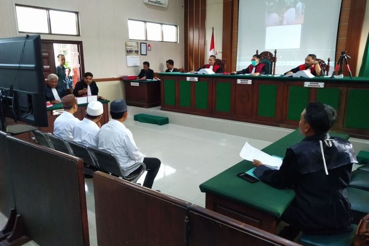 Gus Samsudin (tengah) duduk di kursi terdakwa bersama dua anak buahnya di Pengadilan Negeri Blitar, Rabu (5/6/2024)