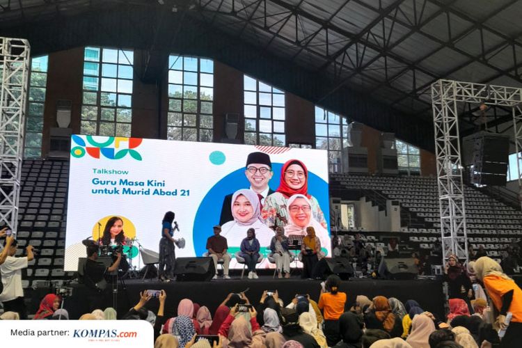 Gelaran Cerdas Cermat Guru (CCG) yang diadakan di puncak acara Temu Pendidik Nusantara X di Basketball Hall, Gelora Bung Karno, Jakarta, Sabtu (21/10/2023)