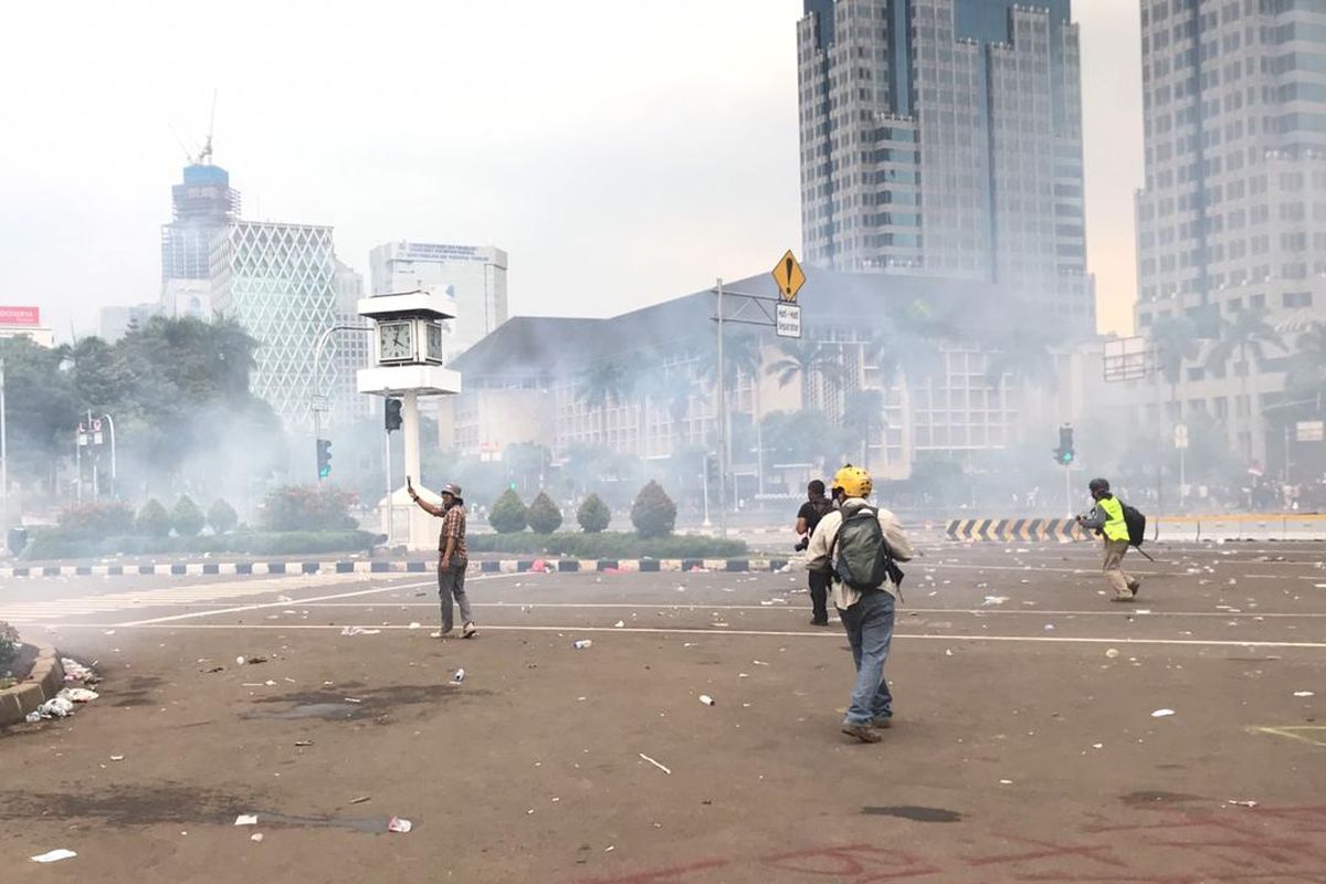 Demo penolakan UU Cipta Kerja di Jalan Medan Merdeka Barat berlangsung rusuh, Rabu (13/10/2020).